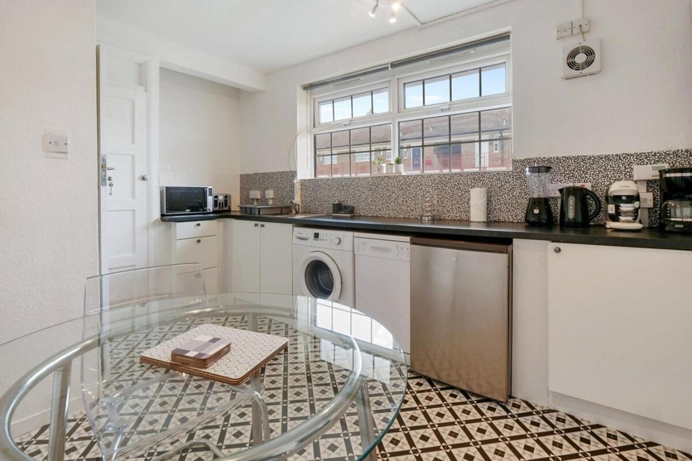 The Serene 2-Bedroom Flat W Free Street Parking Sutton  Ngoại thất bức ảnh
