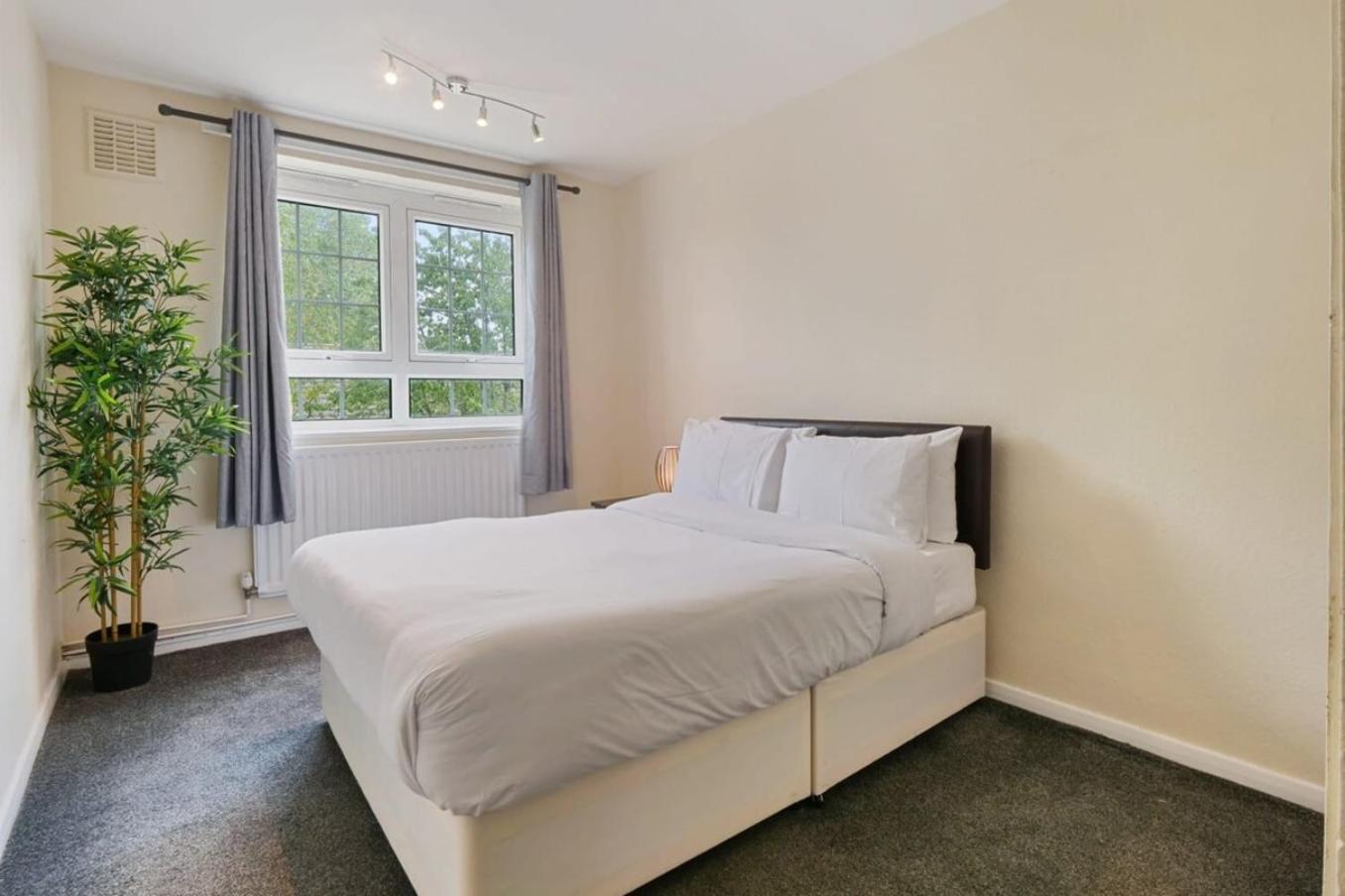 The Serene 2-Bedroom Flat W Free Street Parking Sutton  Ngoại thất bức ảnh